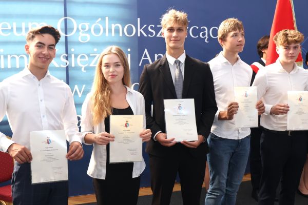 Rozpoczęcie roku 2024-2025 klasy 1-4 - kliknięcie spowoduje powiększenie zdjęcia