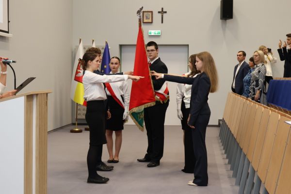 Ślubowanie klas I- kliknięcie spowoduje powiększenie zdjęcia Ślubowanie klas I