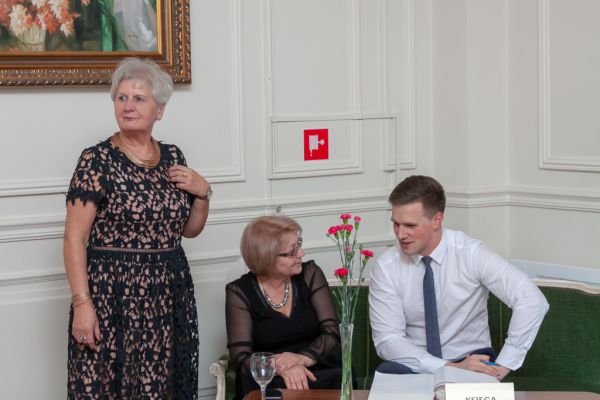 Zdjęcie przy księdze pamiątkowej