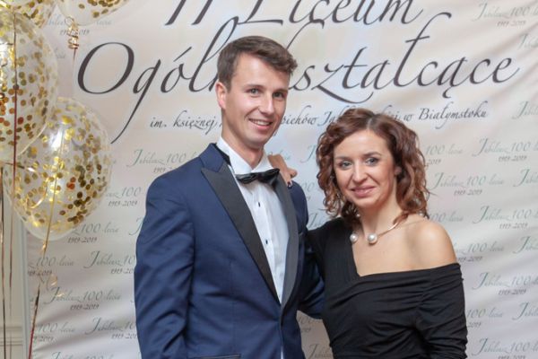 Wspólne zdjęcie przy pamiątkowej ściance