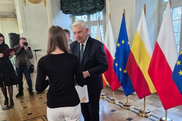 Nagrodę otrzymuje Aleksandra Witek (7a) 