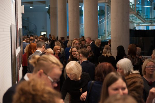 Zaproszeni goście, hol opery