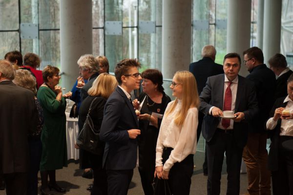 Uczniowie, hol opery