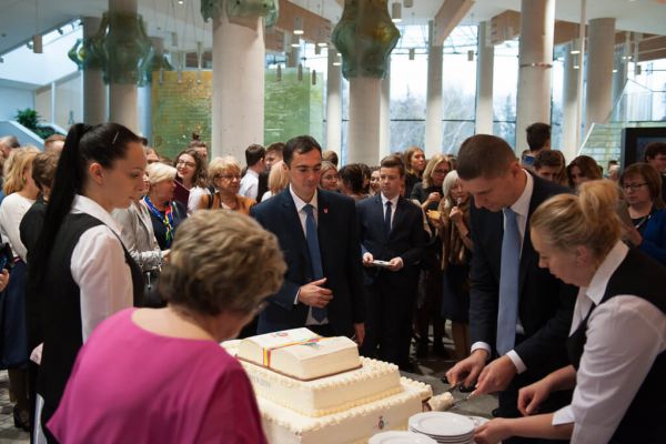 Porcjowanie tortu, Minister Edukacji