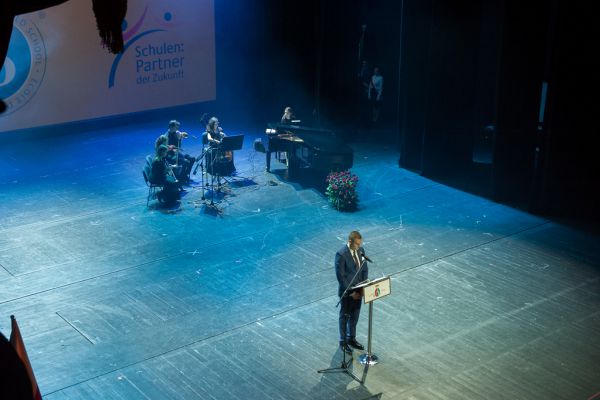 Część oficjalna, koncert skrzypcowy