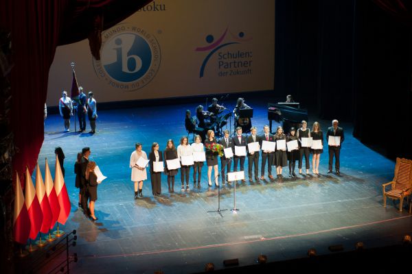 Pamiątkowe zdjęcie nagrodzonych uczniów i nauczycieli