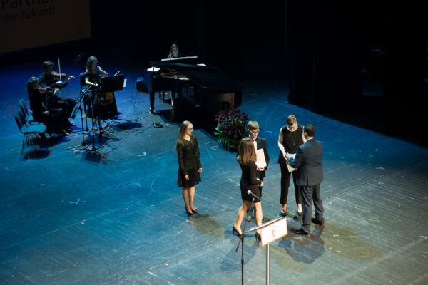 Uczniowie II LO i Pan dyrektor