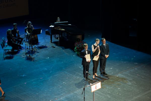 Uczniowie II LO i Pan dyrektor