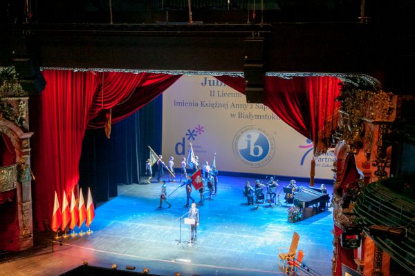 Scena Filharmonii, Sztandary szkoły