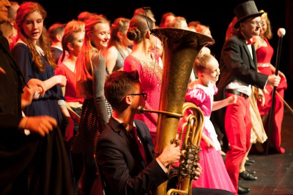 Uczniowie II LO na scenie po spektaklu