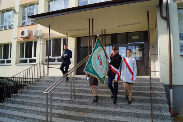 Sztandar Szkoły przed budynkiem szkoły - kliknięcie spowoduje powiększenie zdjęcia Sztandar Szkoły przed budynkiem szkoły
