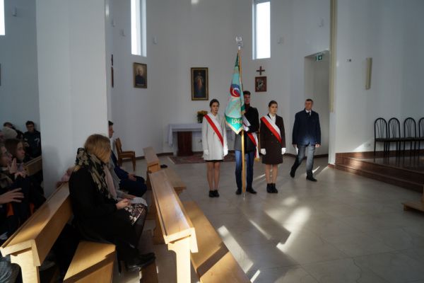Sztandar Szkoły w kościele- kliknięcie spowoduje powiększenie zdjęcia Sztandar Szkoły w kościele