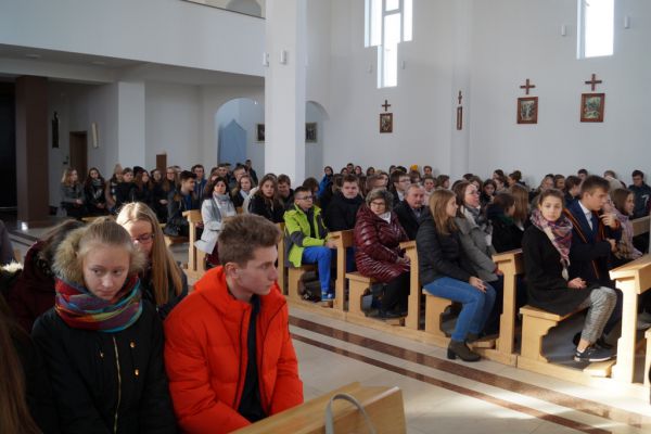 Uczniowie, zaproszeni goście, kościół- kliknięcie spowoduje powiększenie zdjęcia Uczniowie, zaproszeni goście, kościół