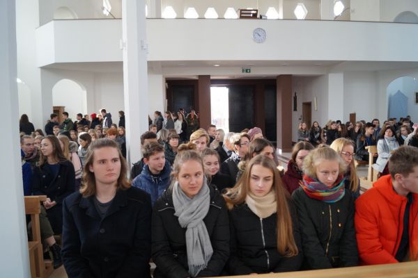 Uczniowie w kościele- kliknięcie spowoduje powiększenie zdjęcia Uczniowie w kościele