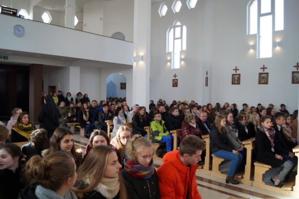 Uczniowie w kościele- kliknięcie spowoduje powiększenie zdjęcia Uczniowie w kościele
