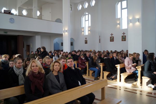 Społeczność II LO w Kościele- kliknięcie spowoduje powiększenie zdjęcia Społeczność II LO w Kościele