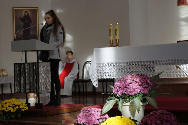 Uczennica, czytanie Pisma Świętego- kliknięcie spowoduje powiększenie zdjęcia Uczennica, czytanie Pisma Świętego