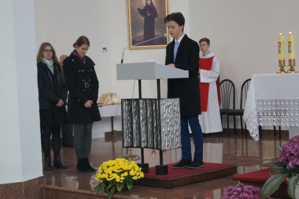 Uczeń, czytanie Pisma Świętego- kliknięcie spowoduje powiększenie zdjęcia Uczeń, czytanie Pisma Świętego