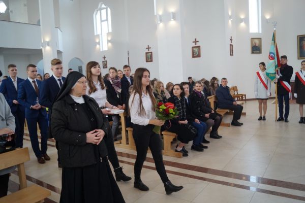Siostra Brigida i uczniowie- kliknięcie spowoduje powiększenie zdjęcia Siostra Brigida i uczniowie