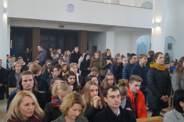 Dyrekcja i uczniowie w kościele- kliknięcie spowoduje powiększenie zdjęcia Dyrekcja i uczniowie w kościele