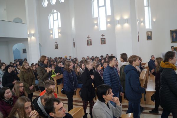 Społeczność II LO w Kościele- kliknięcie spowoduje powiększenie zdjęcia Społeczność II LO w Kościele