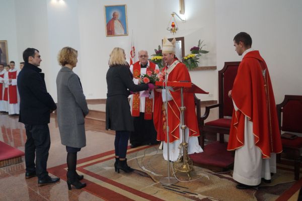 Wręczenie kwiatów - Pani wicedyrektor- kliknięcie spowoduje powiększenie zdjęcia Wręczenie kwiatów - Pani wicedyrektor