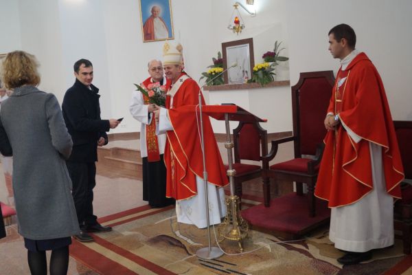 Wręczenie kwiatów Pani wicedyrektor- kliknięcie spowoduje powiększenie zdjęcia Wręczenie kwiatów Pani wicedyrektor