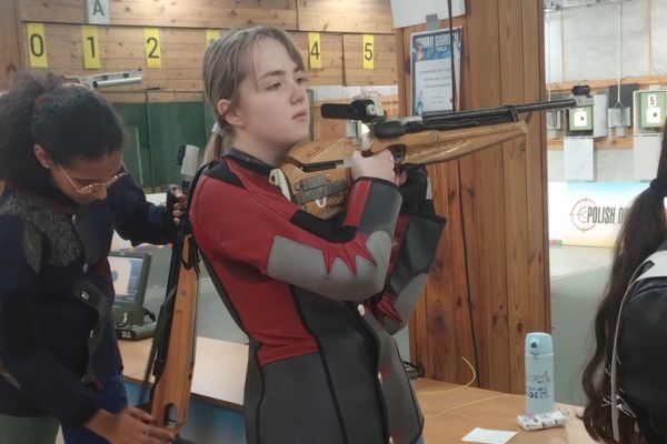 Palina Tsatsura na stanowisku strzeleckim -kliknięcie spowoduje powiększenie zdjęcia Palina Tsatsura na stanowisku strzeleckim