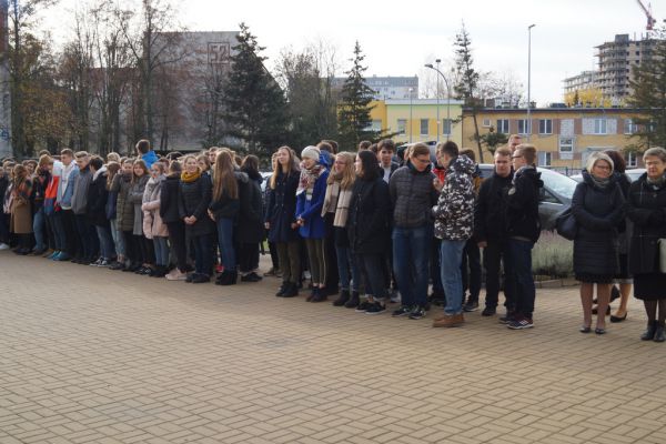 Uczniowie przed budynkiem szkoły- kliknięcie spowoduje powiększenie zdjęcia Uczniowie przed budynkiem szkoły