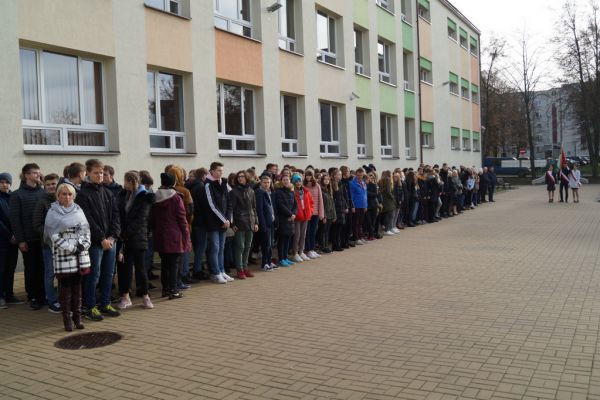 Uczniowie w oczekiwaniu na uroczystość- kliknięcie spowoduje powiększenie zdjęcia Uczniowie w oczekiwaniu na uroczystość