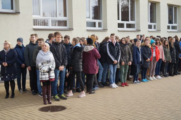 Uczniowie przed budynkiem szkoły- kliknięcie spowoduje powiększenie zdjęcia Uczniowie przed budynkiem szkoły