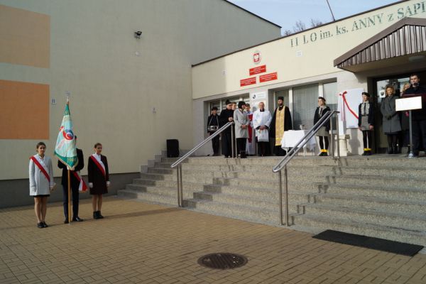 Przemówienie Pana dyrektora, Sztandar Szkoły- kliknięcie spowoduje powiększenie zdjęcia Przemówienie Pana dyrektora, Sztandar Szkoły