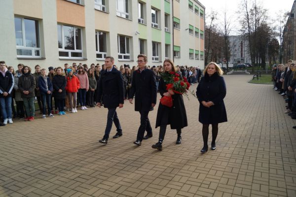 Delegacja, uczniowie - nauczyciele, złożenie kwiatów- kliknięcie spowoduje powiększenie zdjęcia Delegacja, uczniowie - nauczyciele, złożenie kwiatów