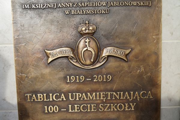 Tablica pamiątkowa 100 lecie szkoły- kliknięcie spowoduje powiększenie zdjęcia Tablica pamiątkowa 100 lecie szkoły