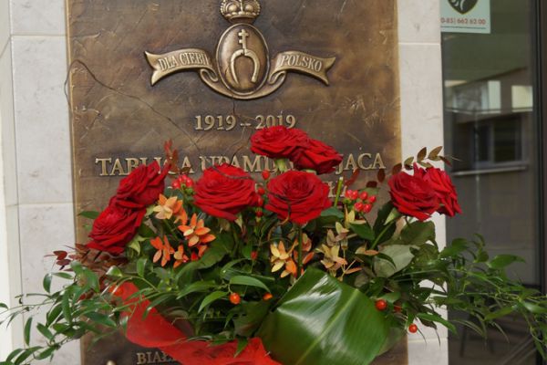 Tablica pamiątkowa, kwiaty- kliknięcie spowoduje powiększenie zdjęcia Tablica pamiątkowa, kwiaty