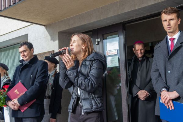Występ artystyczny, uczennica szkoły- kliknięcie spowoduje powiększenie zdjęcia Występ artystyczny, uczennica szkoły