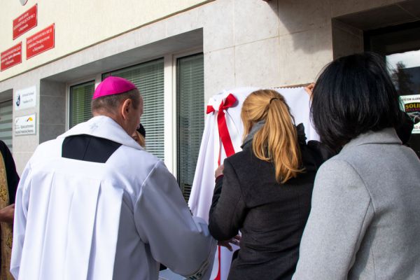 Odsłonięcie tablicy pamiątkowej- kliknięcie spowoduje powiększenie zdjęcia Odsłonięcie tablicy pamiątkowej
