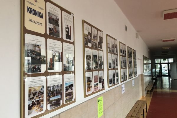 Wystawa Kronik Szkolnych na korytarzu - kliknięcie spowoduje powiększenie zdjęcia Wystawa Kronik Szkolnych na korytarzu