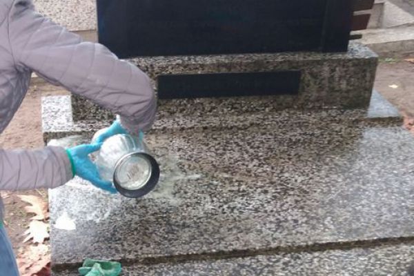 Zapalanie zniczy - kliknięcie spowoduje powiększenie zdjęcia Zapalanie zniczy