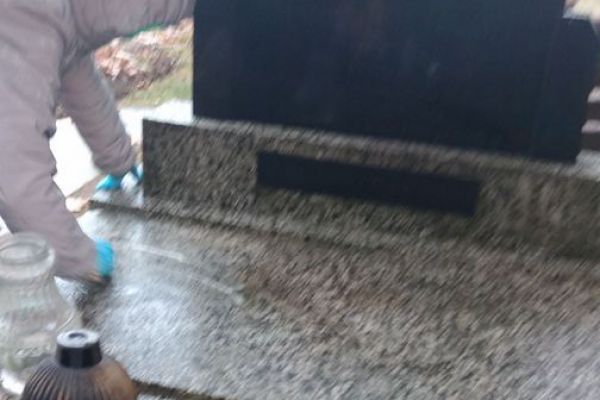 Sprzątanie i zapalanie zniczy- kliknięcie spowoduje powiększenie zdjęcia Sprzątanie i zapalanie zniczy