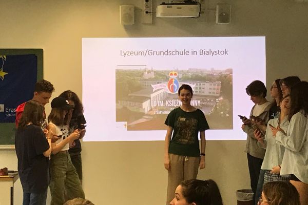 Uczniowie Erasmus, prezentacja na rzutniku - kliknięcie spowoduje powiększenie zdjęcia Uczniowie Erasmus, prezentacja na rzutniku