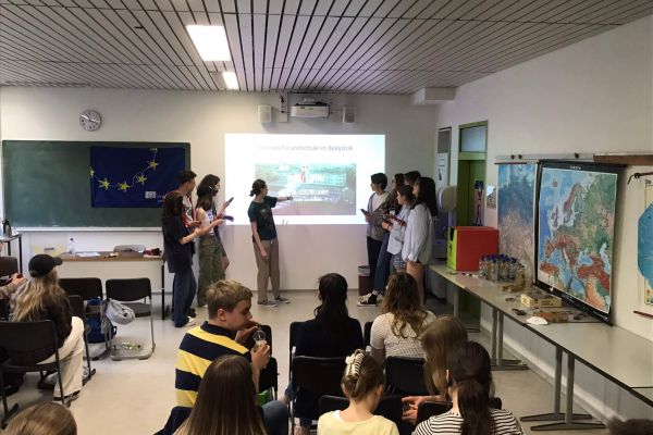 Uczniowie Erasmus, prezentacja na rzutniku - kliknięcie spowoduje powiększenie zdjęcia Uczniowie Erasmus, prezentacja na rzutniku