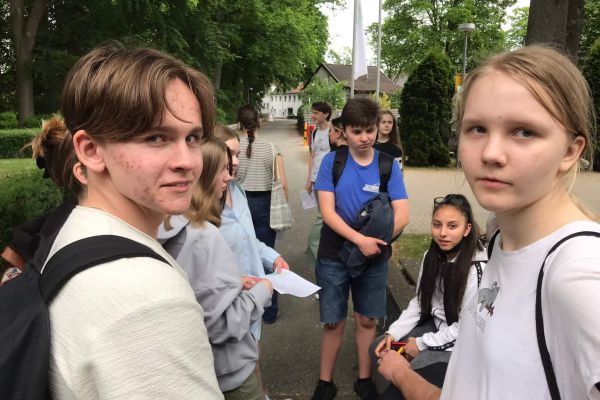 Uczniowie Erasmus, zdjęcie w parku- kliknięcie spowoduje powiększenie zdjęcia Uczniowie Erasmus, zdjęcie w parku