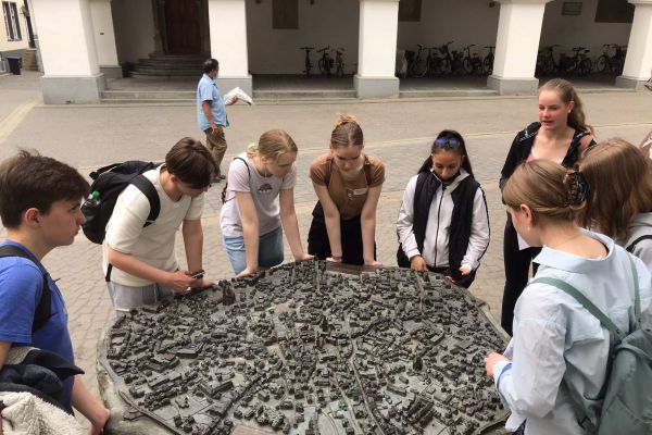 Wspólne zdjęcie przy makiecie miasta- kliknięcie spowoduje powiększenie zdjęcia Wspólne zdjęcie przy makiecie miasta