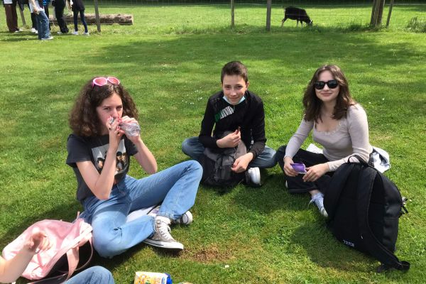 Uczniowie Erasmus, zdjęcie na trawie- kliknięcie spowoduje powiększenie zdjęcia Uczniowie Erasmus, zdjęcie na trawie