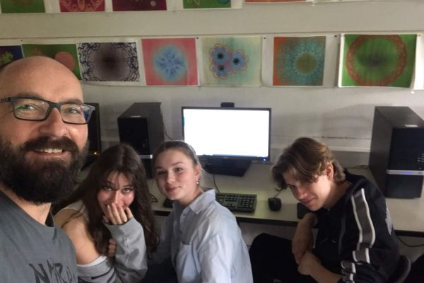 Pan profesor, uczniowie Erasmus- kliknięcie spowoduje powiększenie zdjęcia Pan profesor, uczniowie Erasmus