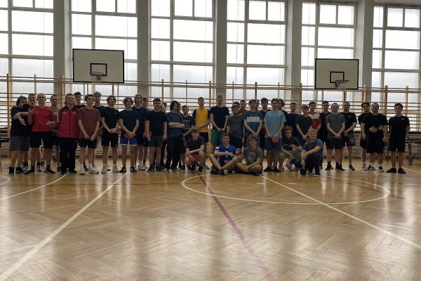 Uczestnicy turnieju tenisa stołowego