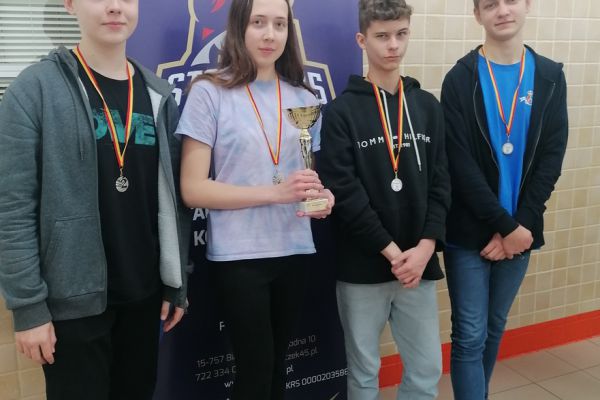 Uczniowie II LO wywalczyli II miejsce w Licealiadzie Mista Białegostoku. Skład drużyny: Zuzanna Pęksa 1a Krystian Paszkowski 1b Adrian Moroz 2b Grzegorz Wojciuk 1a - kliknięcie spowoduje powiększenie zdjęcia Uczniowie II LO wywalczyli II miejsce w Licealiadzie Mista Białegostoku. Skład drużyny: Zuzanna Pęksa 1a Krystian Paszkowski 1b Adrian Moroz 2b Grzegorz Wojciuk 1a