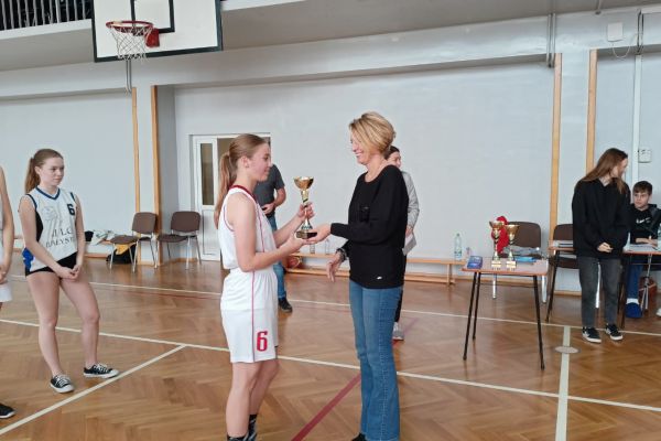 Sala gimnastyczna - Pani Dyrektor Sylwia  Toczydłowska wręczyła zawodnikom pamiątkowe statuetki