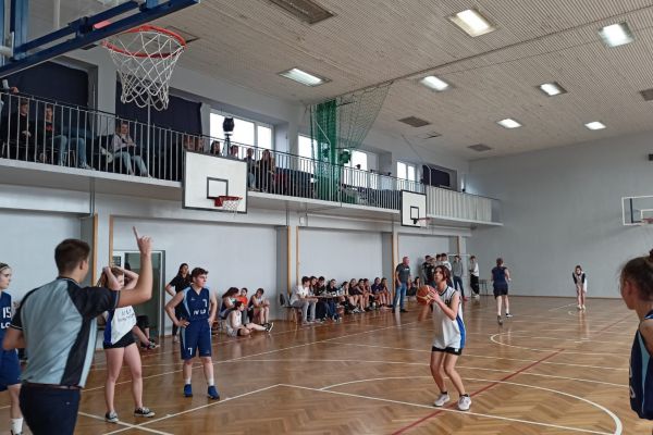 Sala gimnastyczna mecz koszykówki